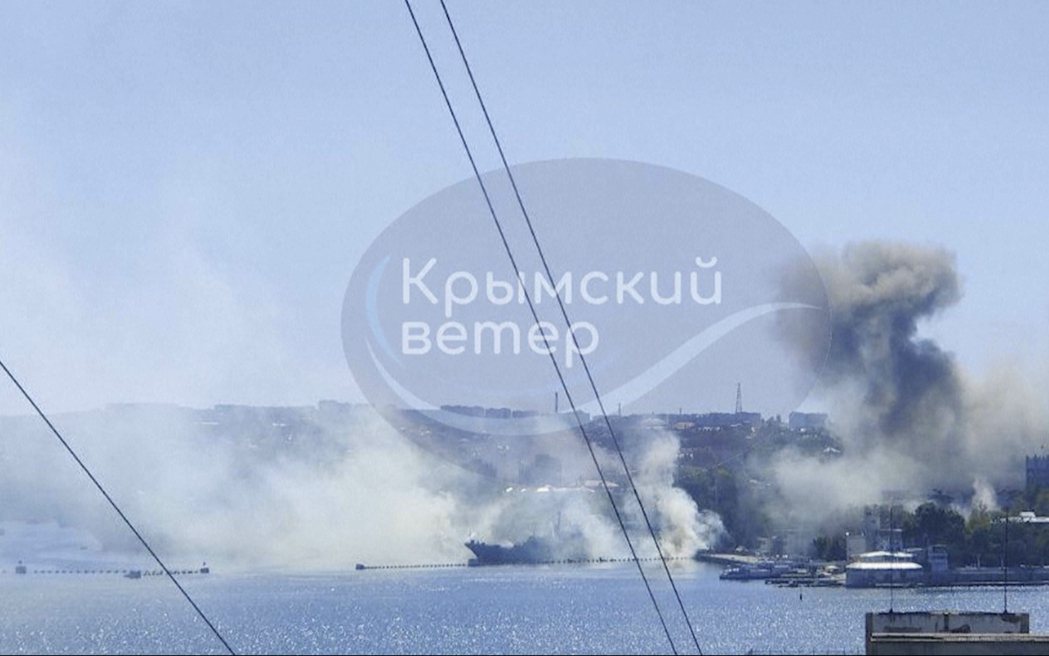 根據社群媒體上發布的影片顯示，黑海艦隊總部屋頂冒出大量濃煙。美聯社