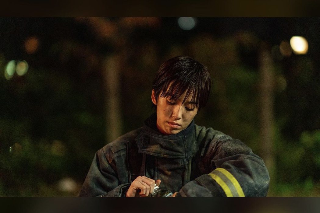 陳庭妮在「火神的眼淚」中飾演消防員。圖／截圖自IG