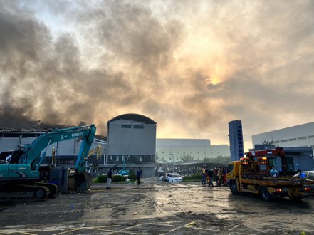 屏東明揚國際科技公司專做高爾夫球的廠房昨晚大火。 記者張已亷／攝影
