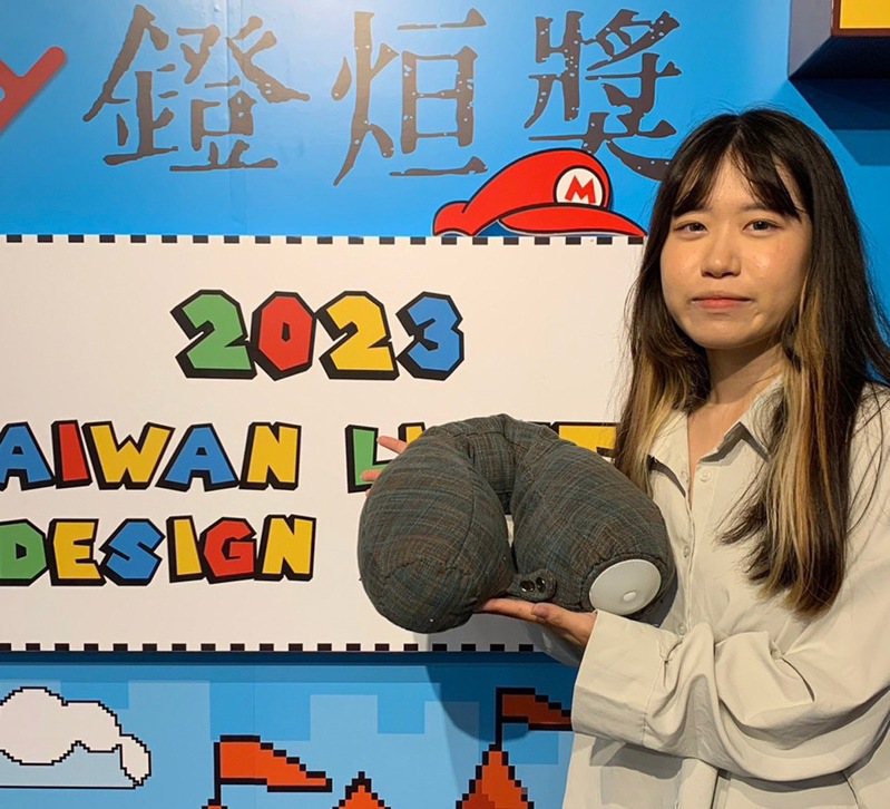 大葉大學工設系學生劉又維設計旅伴抱枕燈獲2023鐙烜獎的銀獎。圖／大葉大學提供