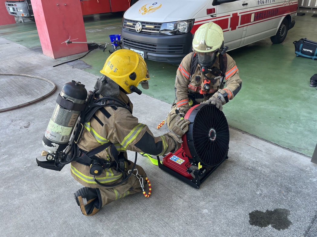 電池式排煙機便於攜帶，可讓救災人員短時間接近火場，提昇效率。照／南市消防局第三大...
