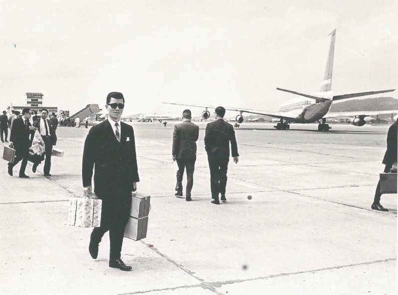 1966年蕭萬長是外交部小科員，在松山機場送往迎來。（圖／王玲惠提供）