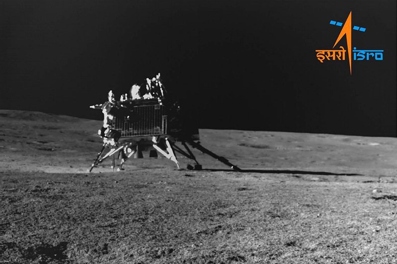 印度太空研究組織（ISRO）22日表示，正試圖跟2日進入休眠模式的「月船3號」任務登陸器（圖）與探測車建立聯繫，但截至目前尚未收到任何訊號。資料照片。美聯社
