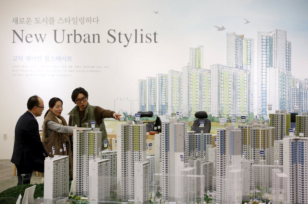 南韓首爾一處住宅公寓建案銷售中心的檔案照片。  路透