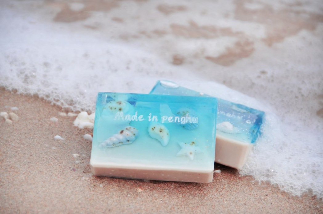 像「蒔氛工作室」帶遊客採用天然原料製作獨一無二的海洋造型肥皂。圖／澎湖縣政府提供
