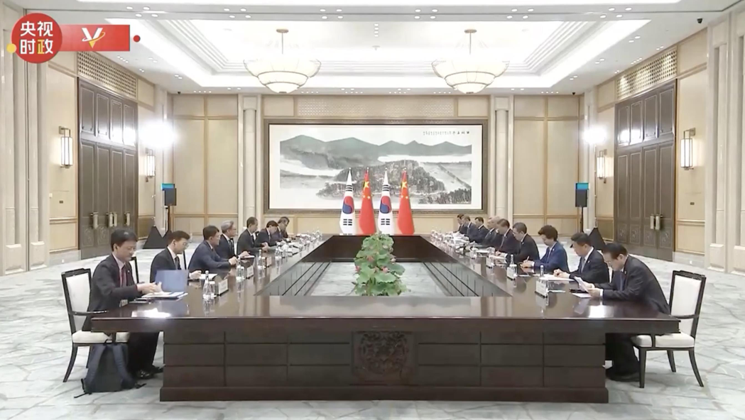 大陸國家主席習近平23日下午在杭州會見南韓總理韓悳洙。（截取自央視）