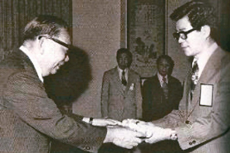 1978年蕭萬長(右)從蔣經國手上接獲最佳公務人員論文獎。（圖／王玲惠提供）