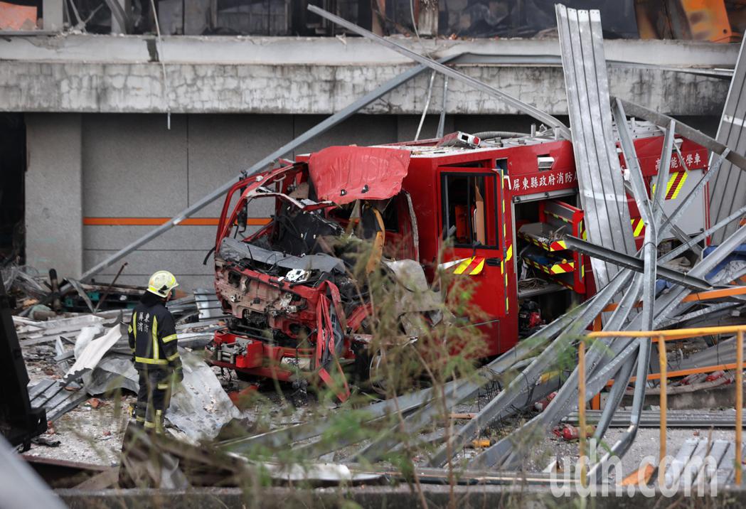 屏東明揚國際科技公司發生爆炸引起大火，其中屏東第二分隊消防員在第一時間趕抵救援，...