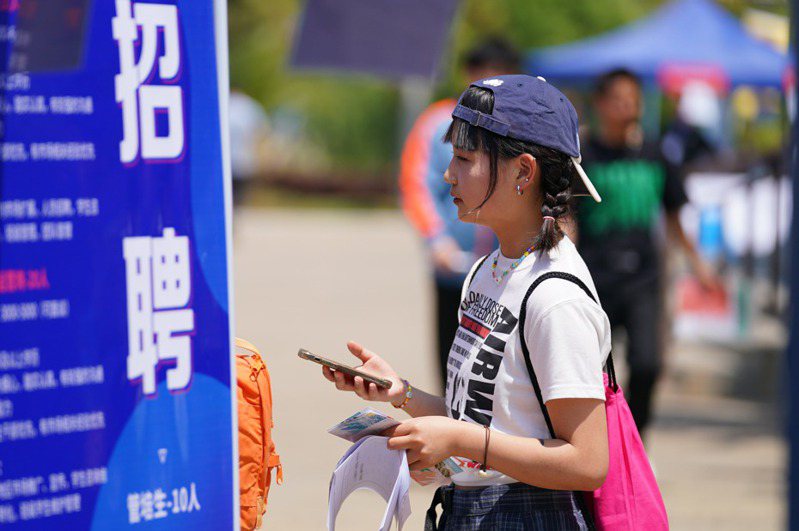 大陸青年失業率創歷史新高，福建省宣布將「優化調整」約10%院校科系，淘汰不適應經濟社會發展的專業。中新社