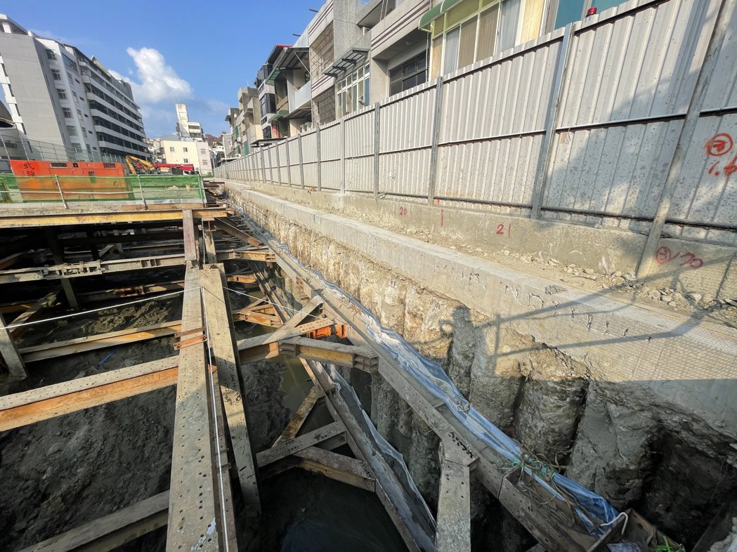 新竹市和平路竹慶建設「筑光」建案工地下挖地下室，未料前天發生基地旁道路下方自來水...