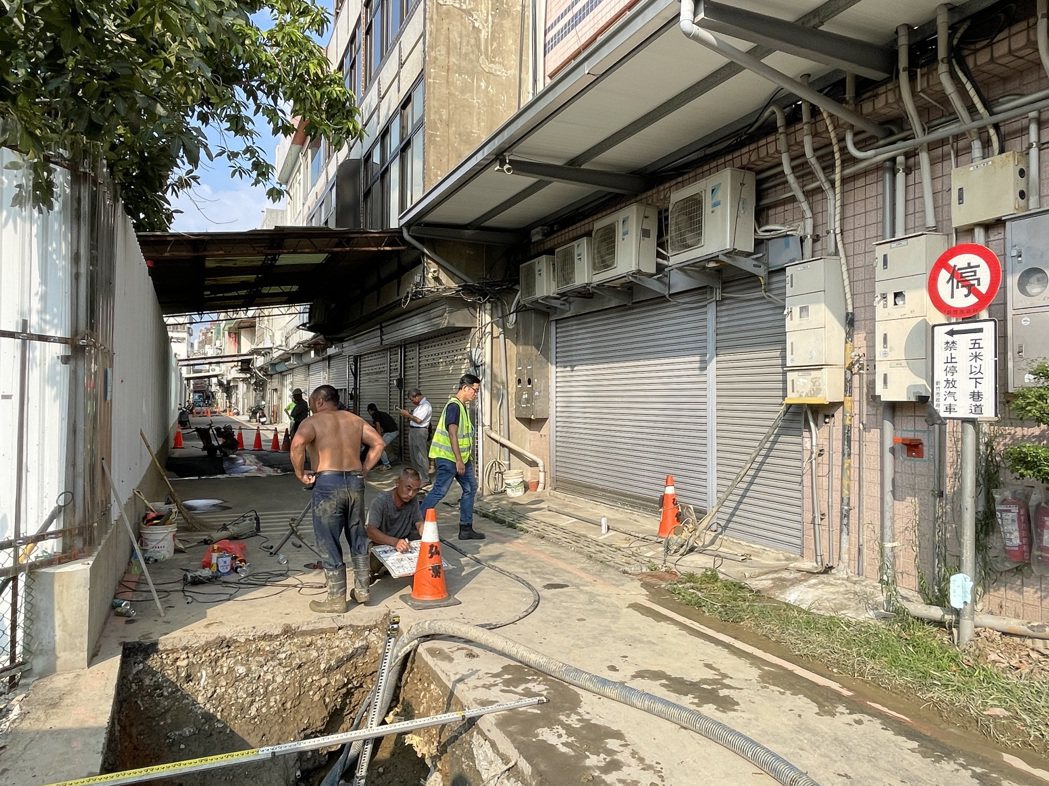 新竹市和平路竹慶建設「筑光」建案工地旁和平路20巷地層下陷，連日來都在搶修處理。...