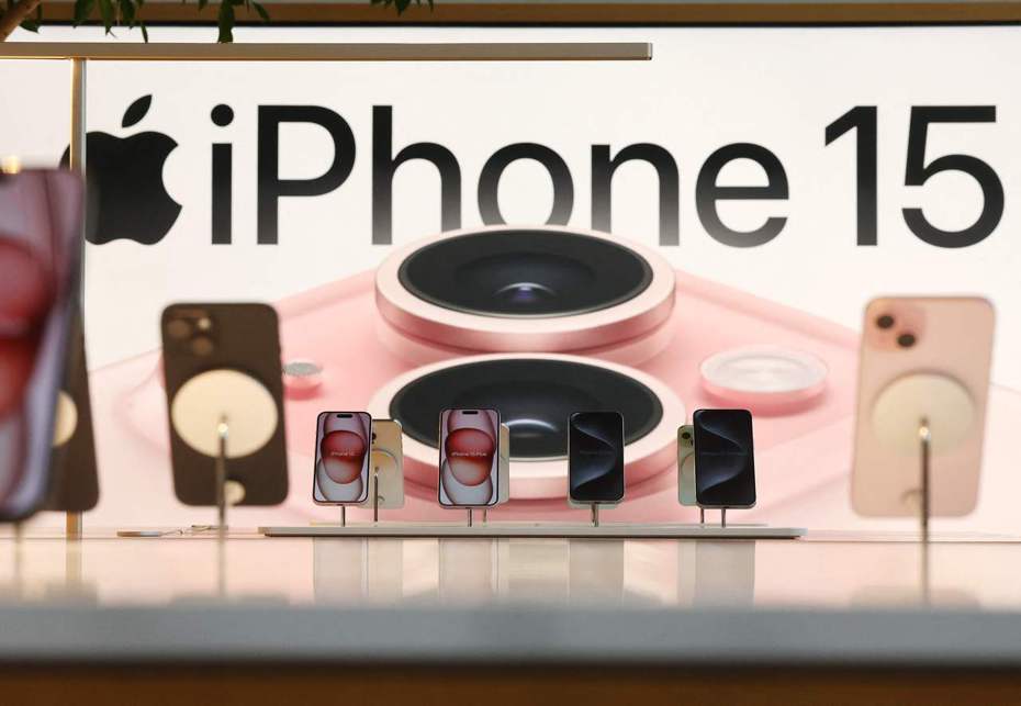 iPhone 15開賣熱銷，今年蘋果連接器規格大改為Type C，對周邊零組件廠商帶來大陣痛。 圖／法新社
