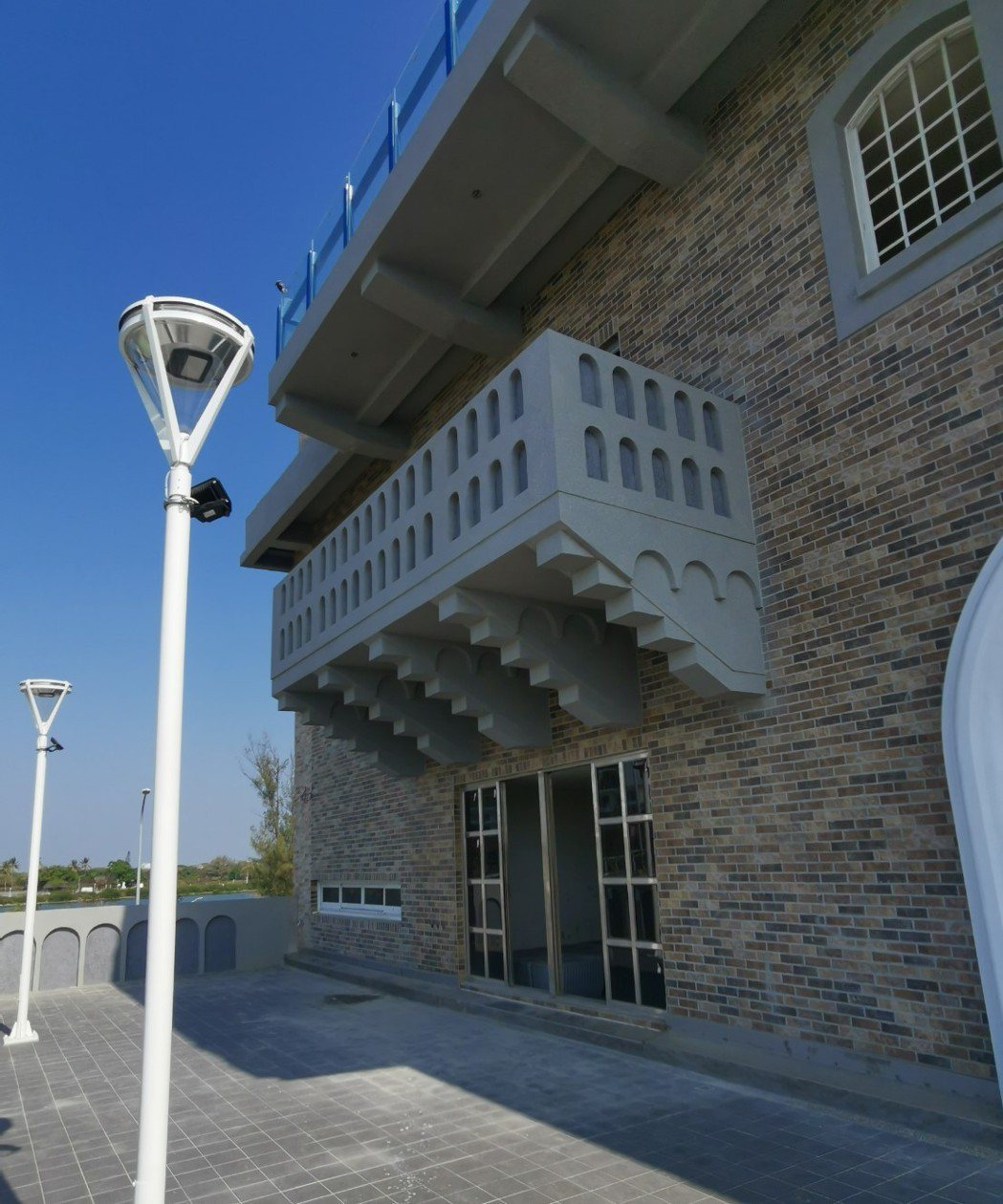 三樓「文學牆」設計有仿茱麗葉住家的陽台。 陳慧明/攝影