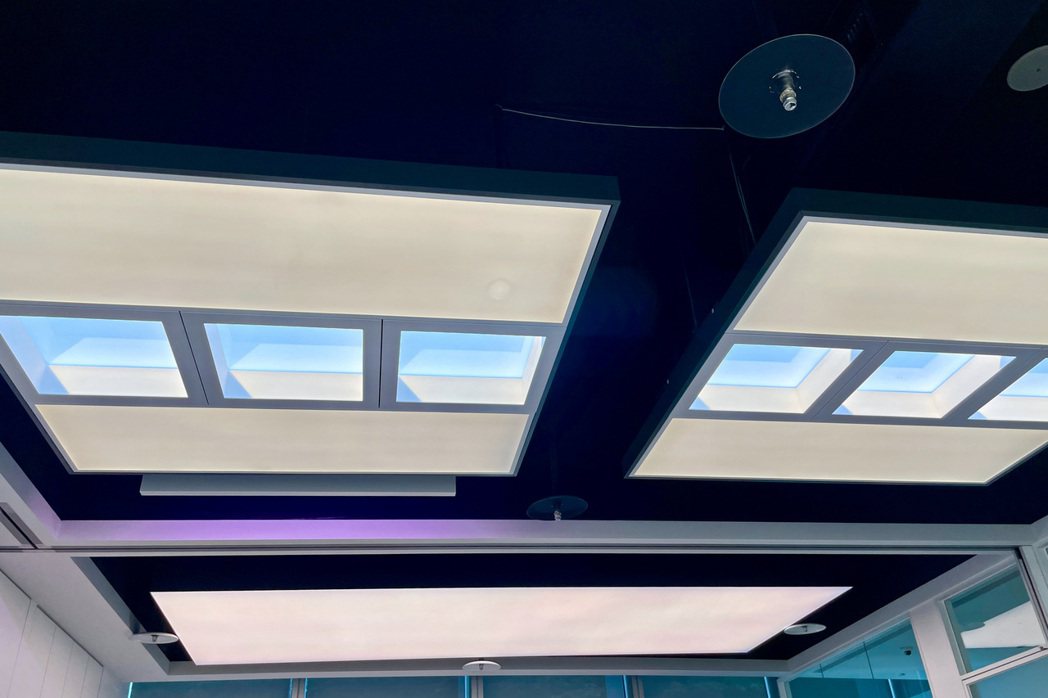 「Nature Connect」燈具可仿效太陽光照射，使工作場域彷若自然環境。...
