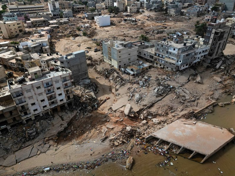 利比亞暴洪重創港市德納（Derna）至今近兩週，官方統計死亡人數仍持續攀升，今天為止已有逾3800人喪生。 路透社