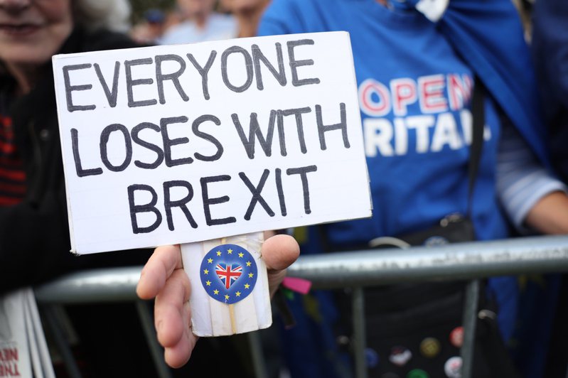 數以百計民眾今天在倫敦市中心揮舞著歐洲聯盟旗幟，呼籲英國重新加入歐盟。有抗議人士直呼英國脫歐（Brexit）是天大錯誤。 歐新社