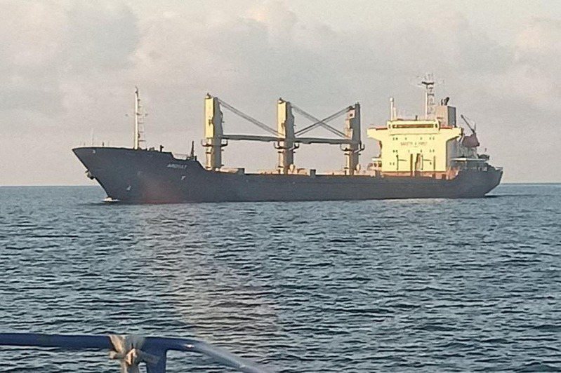 掛帛琉國旗的散裝貨船艾若亞特號22日載著1萬7600公噸小麥，從烏克蘭港口城市切爾諾莫斯克出發，航向埃及。路透