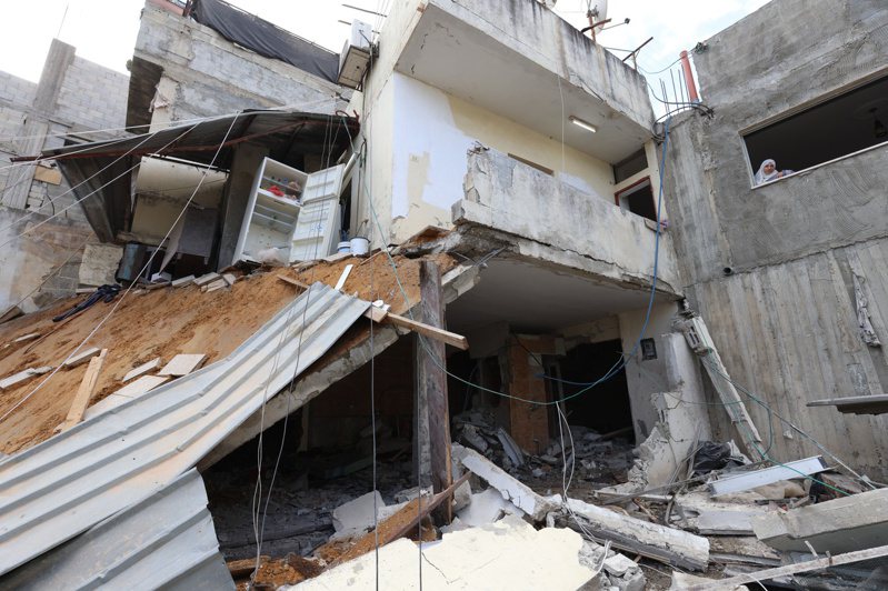 巴勒斯坦衛生部表示，以色列軍隊今天黎明前在其占領的約旦河西岸發動突襲，射殺了2名巴勒斯坦人。圖為9月24日約旦河西岸城市圖勒凱爾姆附近的Nur Shams難民營中，一名居民從鄰近房屋的窗戶看到一棟受損的房屋。歐洲新聞圖片社