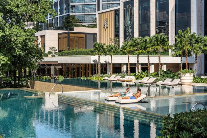 ▲曼谷四季酒店融入自然綠樹，以及延伸河水意象的設計，打造舒適環境。 圖：Four Seasons Bangkok at Chao Phraya River, BANGKOK／來源