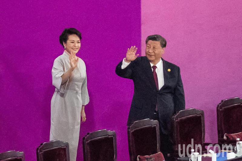 大陸國家主席習近平（右）與夫人彭麗媛（左）出席此次杭州亞運開幕式。特派記者季相儒／攝影