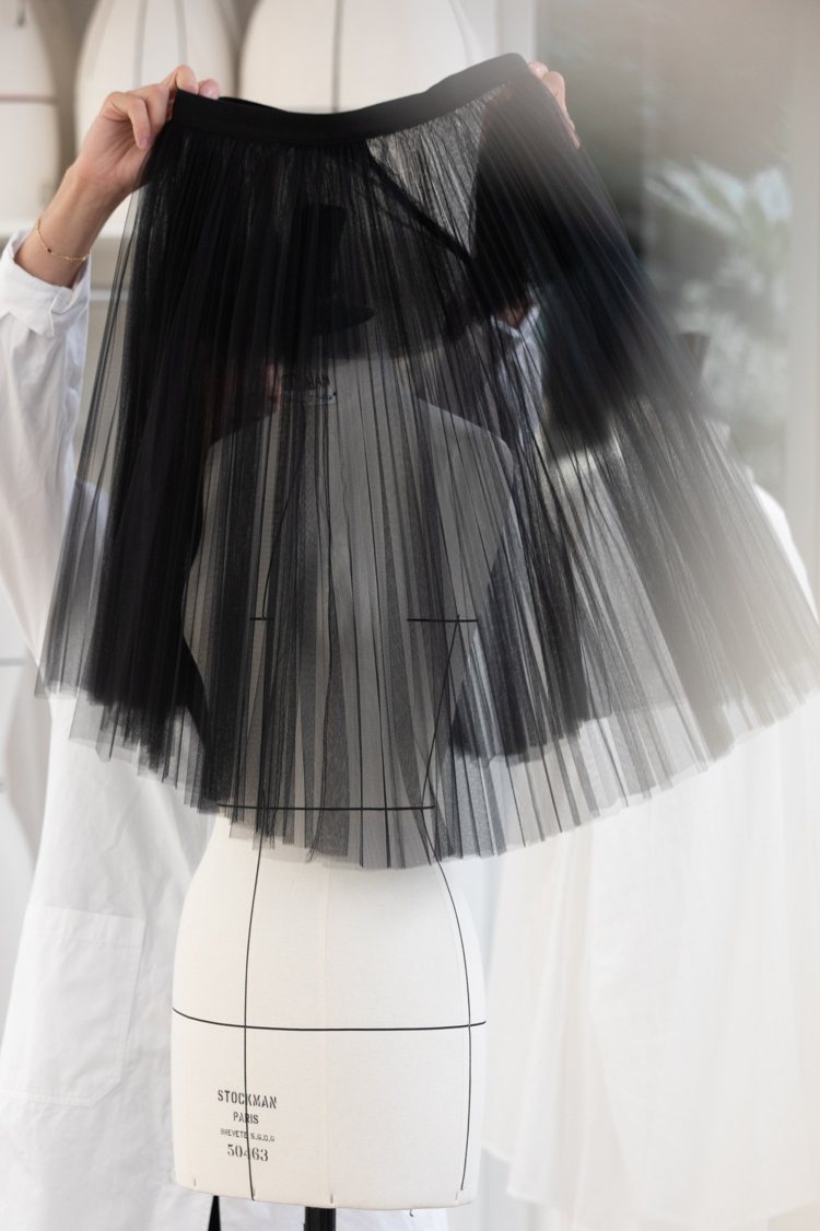 黑色透紗短裙以透明與光線交織出創意巧思。圖／Dior提供