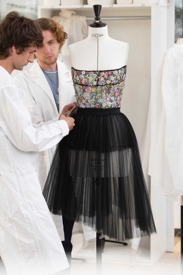 Dior高級訂製服工坊為品牌大使JISOO手工製作演唱會服飾。圖／Dior提供