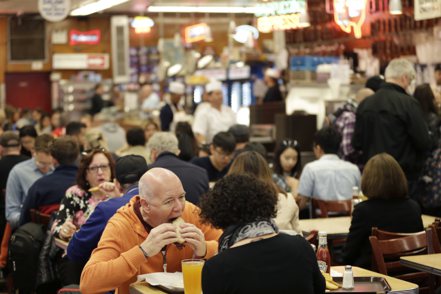 英國市調機構YouGov在5月調查了1,000名美國民眾後發現，顧客最常給小費的場合是在餐廳和髮廊。 路透美聯社