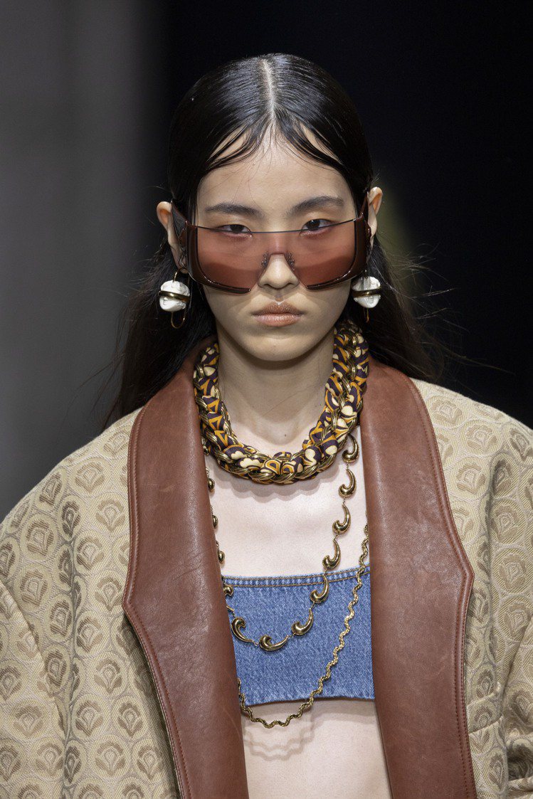 ETRO 2024春夏女裝大秀上模特兒配戴蒙眼女神形象耳環，強化了某種虛無的特質和自由精神啟發。圖／ETRO提供