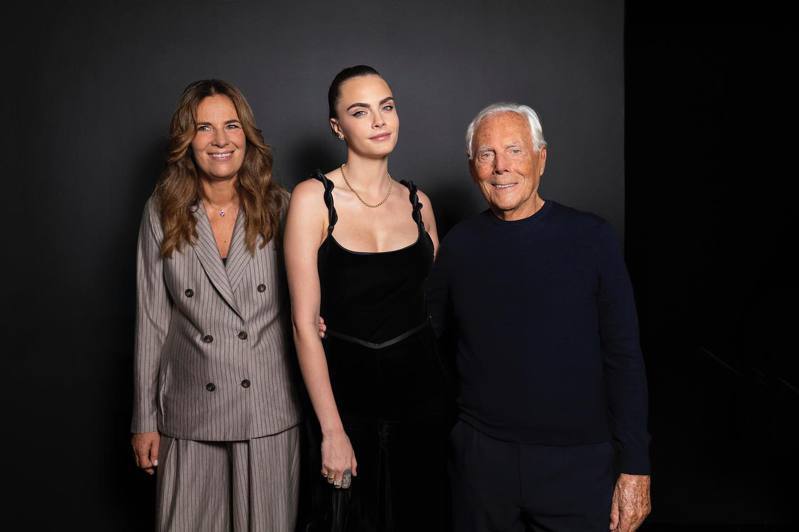 左起Roberta Armani、超模Cara Delevingne與Giorgio Armani先生於大秀後合影。圖／摘自EMPORIO ARMANI facebook