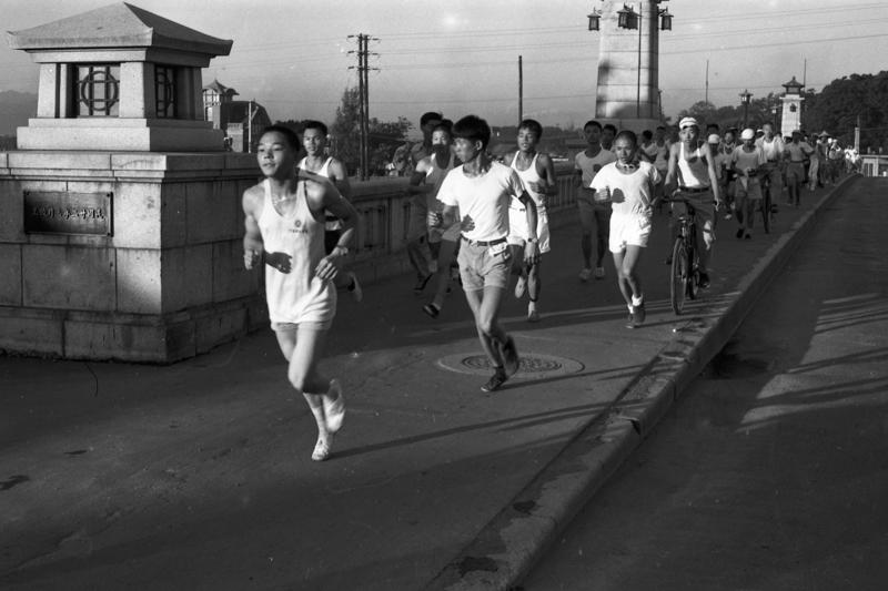 1960年9月25日，由台北市政府和台北市登山會聯合主辦的馬拉松越野賽跑，於上午舉行，共1095名男女老幼參加。圖／聯合報系資料照片