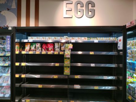 北市蛋商公會證實，下周蛋價將調漲2元，連鎖超市今天上午蛋架也是被搶購一空。記者林麗玉／攝影