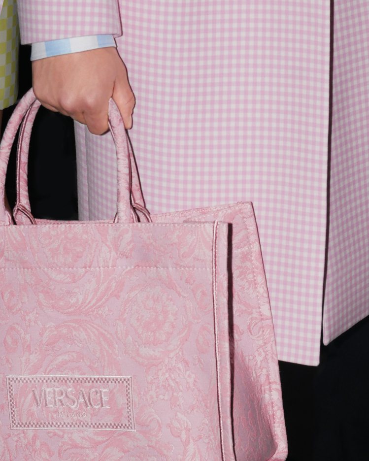 點綴Versace標誌和質感細緻的同色巴洛克緹花的Athena手提包。圖／凡賽斯提供