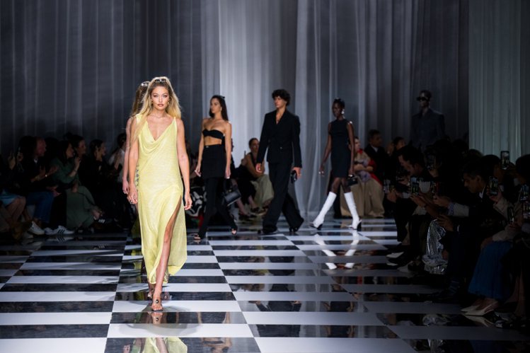 Versace 2024年春夏系列以青春、自信和城市生活的澎湃活力為起點。圖／凡賽斯提供