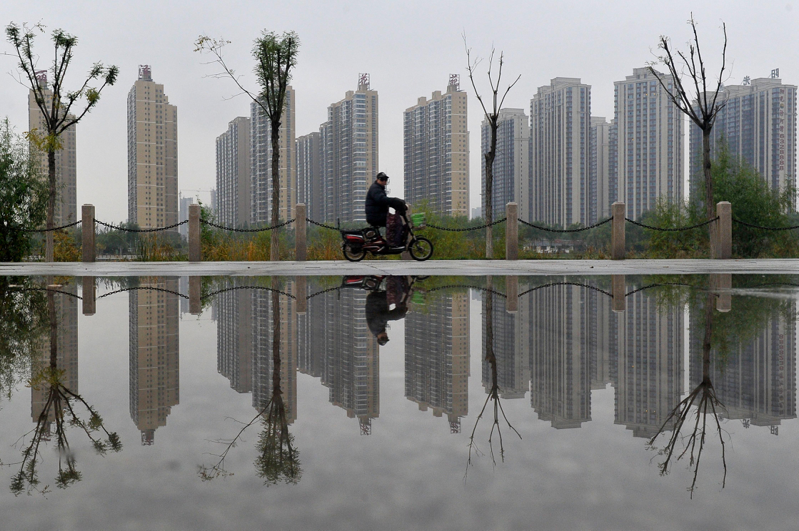 中國大陸餘屋過剩，將制約房地產業未來發展，圖為山西太原汾河邊住宅高樓林立景象。（中新社）