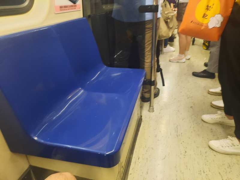 台北捷運板南線尖峰時段博愛座沒人，有網友拍下來並諷刺「逾70歲的雅士作家才能坐」。圖／翻攝Facebook「路上觀察學院」社團