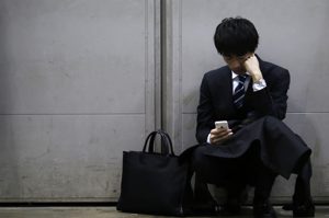日本近10年職場新人做不滿3年的離職率不降反升，探究理由，發現原來幸福過度也會使年輕人待不住，被稱為「白色離職」。路透