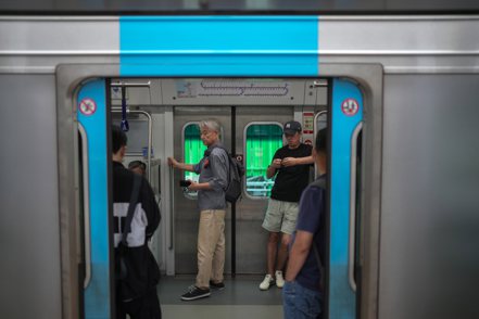 南韓65歲以上長者可以免費搭乘地鐵，因此許多長者會出門搭車一整天消磨時光。但他們非常了解搭車的「潛規則」：避開上下班尖峰時段，及避免站在坐著的年輕人面前，以免讓他們感到有壓力而讓座。（紐約時報）