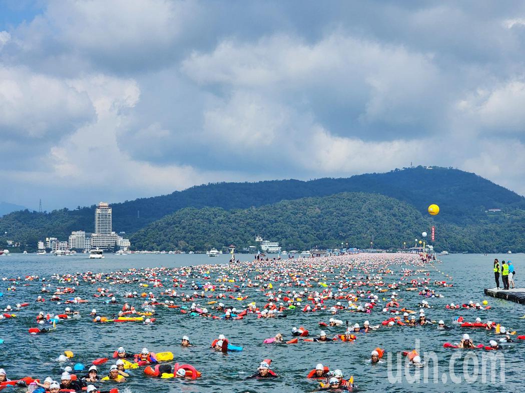 日月潭泳渡今天登場，吸引逾2.4萬人下水挑戰。記者賴香珊／攝影