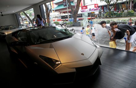 新加坡擁車證愈來愈貴，漲上327萬元。（路透）