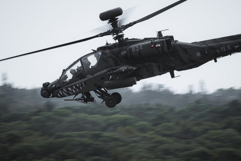 陸軍AH-64E長弓型阿帕契攻擊直升機昨在湖口營區開放活動展示空中戰力，精采程度受到民眾矚目。圖/軍聞社