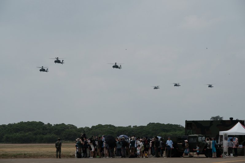 「國防知性之旅」第2場活動昨於新竹湖口營區登場，阿帕契直升機戰力展示，吸引民眾圍觀。記者黃羿馨／攝影