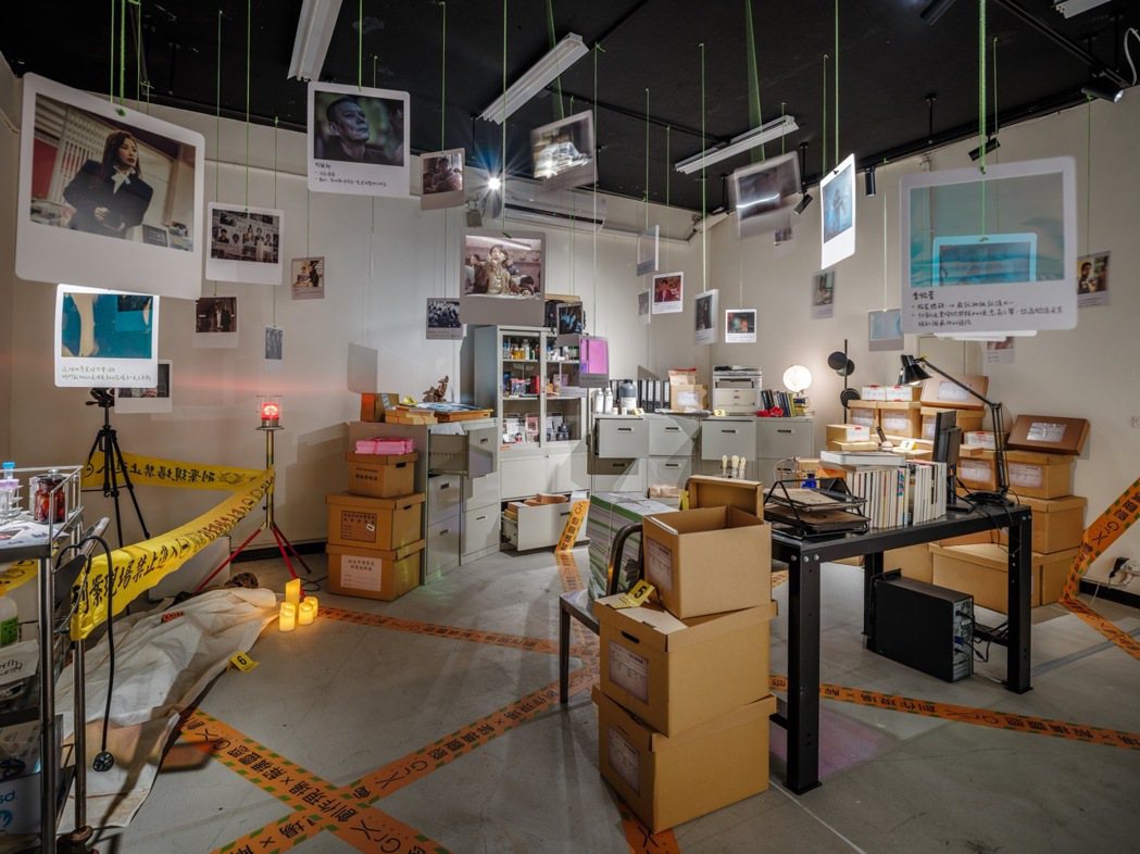 「野性博物館」的第三展間「密碼書庫房」，邀請電影美術團隊打造創意的案發現場。 圖...