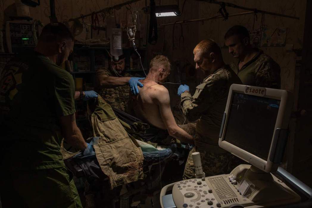 圖為一名受傷的烏克蘭士兵在巴赫穆特附近的秘密地點接受治療。 圖／法新社