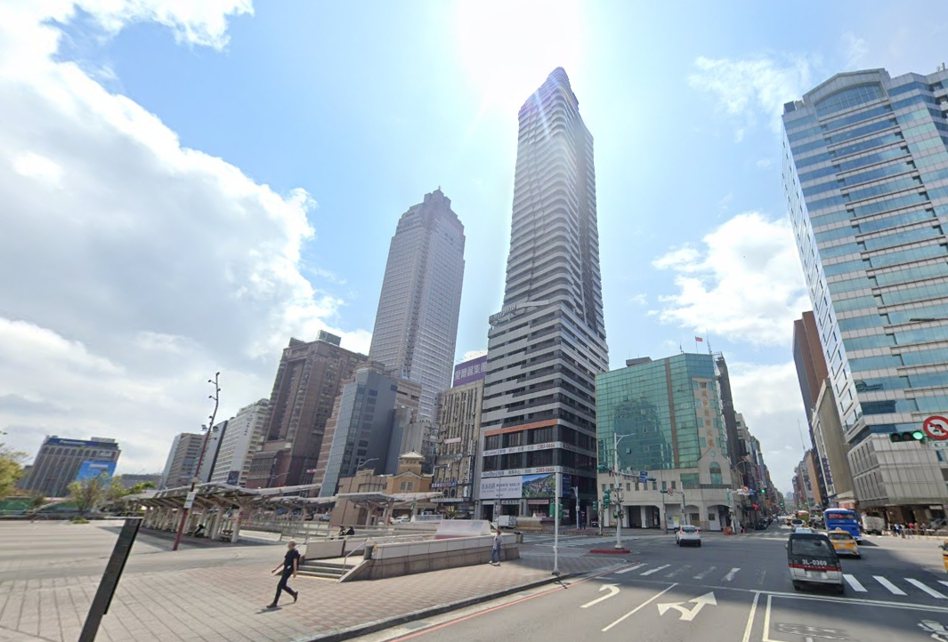 「基泰忠孝」大樓位於六鐵共構的台北車站商圈正核心，市場初估市值約120~130億元間。圖／取自GoogleMaps