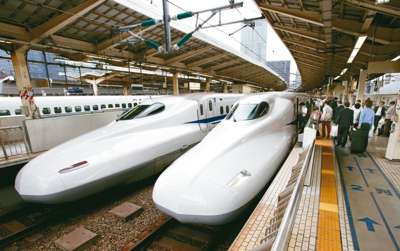 日本鐵路公司針對外國遊客販售的鐵路周遊券JR PASS將從10月1日起調高全國版售價，漲幅超過6成。本報系資料庫