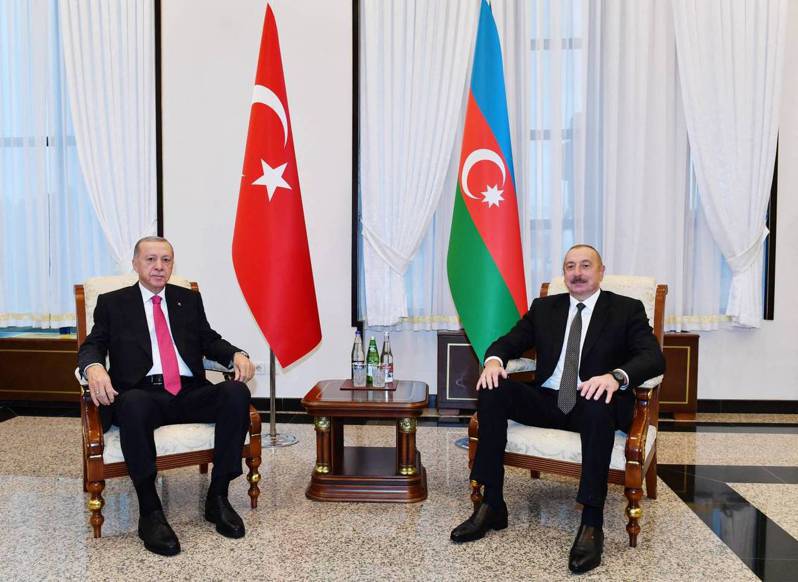 今天亞塞拜然和盟邦土耳其將舉行峰會，預料也會討論到納戈爾諾．卡拉巴赫區。圖為土耳其總統厄多安會見亞塞拜然總統阿利耶夫。