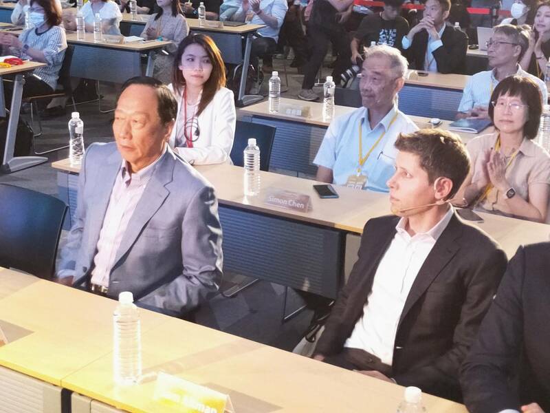鴻海創辦人郭台銘25日出席AI座談會，並專心聆聽OpenAI執行長奧特曼演講。（Photo by 呂翔禾／台灣醒報）