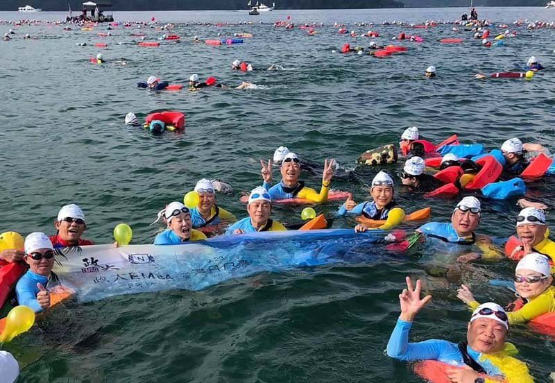 政大EMBA 學員參加24日舉行的日月潭萬人泳渡。 圖／黎榮章臉書
