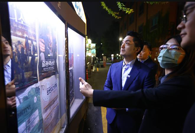 台北市長蔣萬安出訪韓國首爾，昨晚前往首爾著名的大學路參訪韓國藝文產業。圖／北市府...