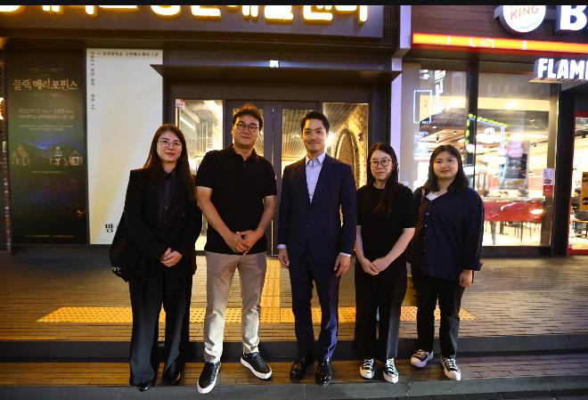 台北市長蔣萬安出訪韓國首爾，昨晚前往首爾著名的大學路參訪韓國藝文產業。圖／北市府...